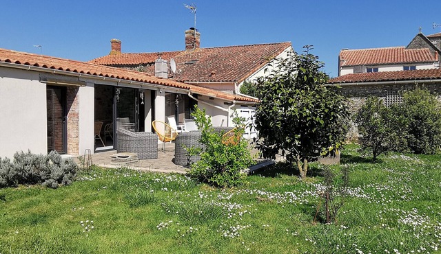 Stone House for 6 in Le Bernard, 6.5 km from Beaches