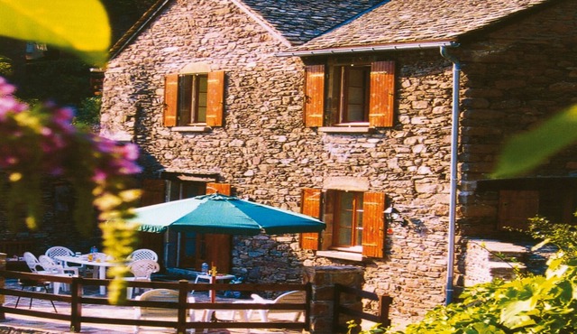 Stone house in Aveyron, at the water's edge, in a listed medieval village