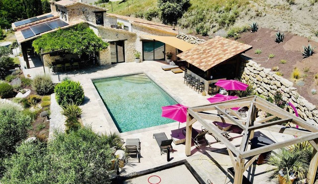 Stone house, swimming pool, spa, pétanque court, outdoor bar