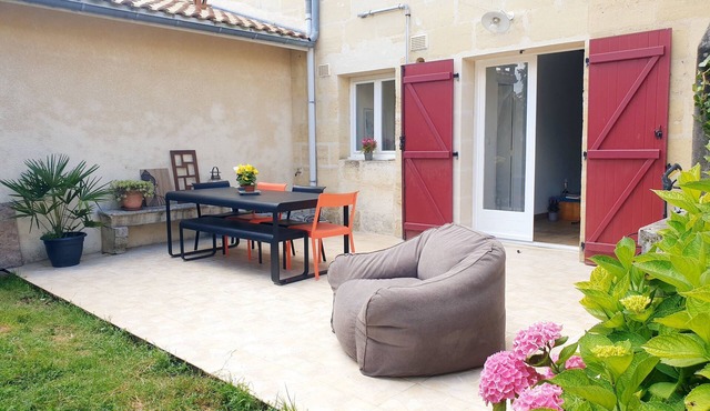 Stone house near Bordeaux. Cycling and hiking trails nearby.