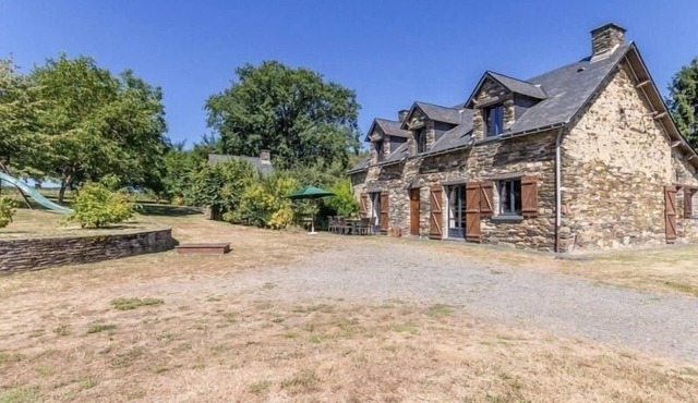 Stone House Retreat with Garden & WiFi in Tranquil Countryside