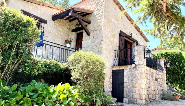 Stone house: garden & mountain view