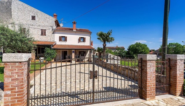 Stone house Graziella with private garden in Funtana