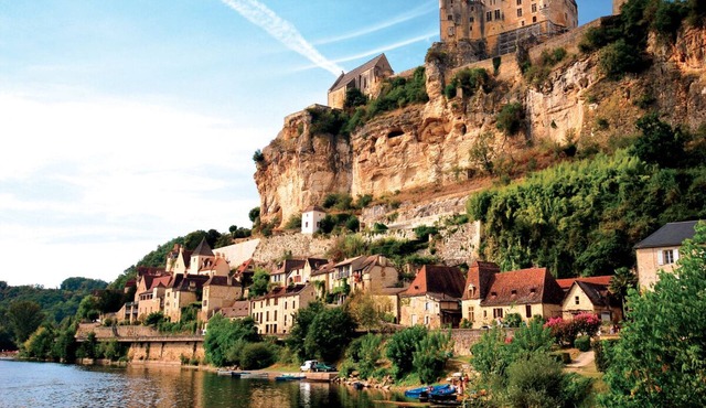 STONE HOUSE & HEATED POOL NESTLED IN THE COUNTRYSIDE 800M FROM BEYNAC