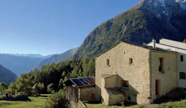 Stone house - Holidays in a listed building