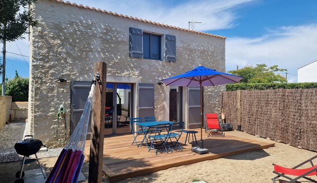 Stone house, Ile de Noirmoutier, fully restored, 200m from the sea