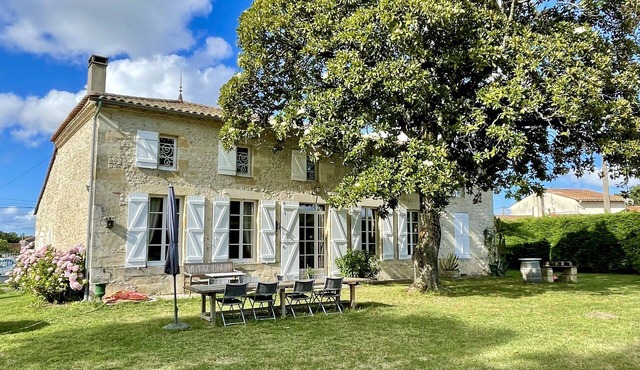 Stone house in an idyllic setting, with pool, relaxing and quiet!
