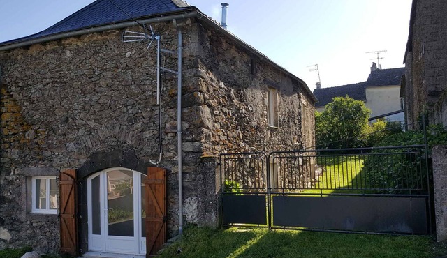 Stone house in aveyron not far from several sites to visit najac laguiole