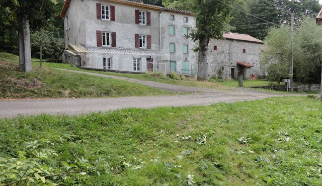 Stone house in Auvergne with a renovated interior