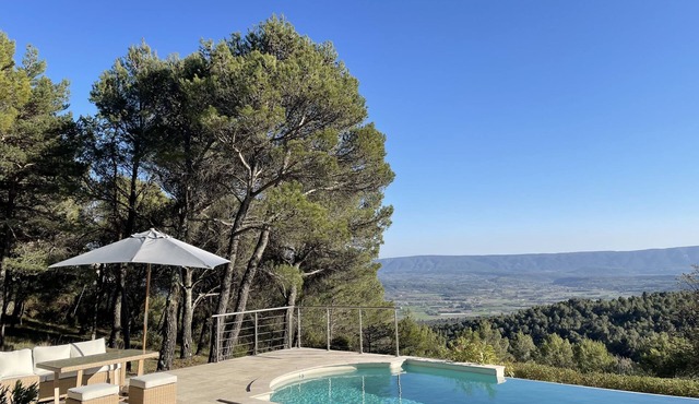Stone house in Luberon, heated infinity pool, patio, near Gordes