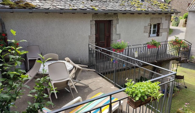 Stone house in peaceful hamlet between Aubrac (Laguiole) and Lot valley