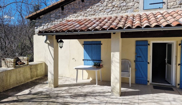 Stone house in southern Ardèche. Calm and cool in summer! Pets allowed