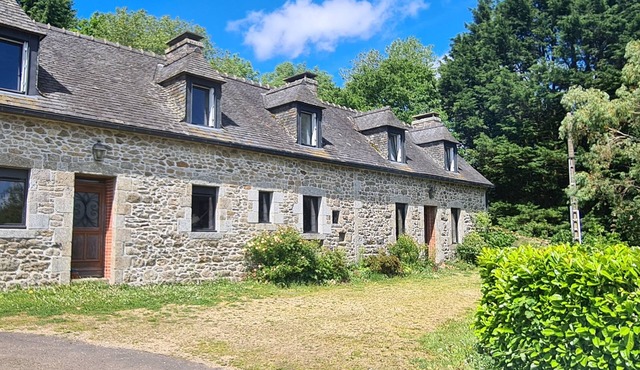 STONE HOUSE IN THE COUNTRYSIDE, SET IN A HUGE GARDEN