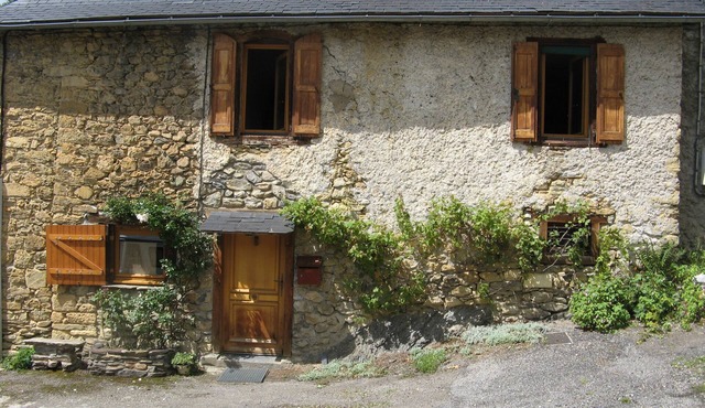 Stone house in the heart of a mountain village, sleeps 2 to 8