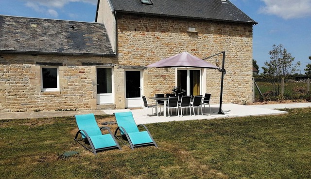 Stone house in the Bessin, in the quiet countryside