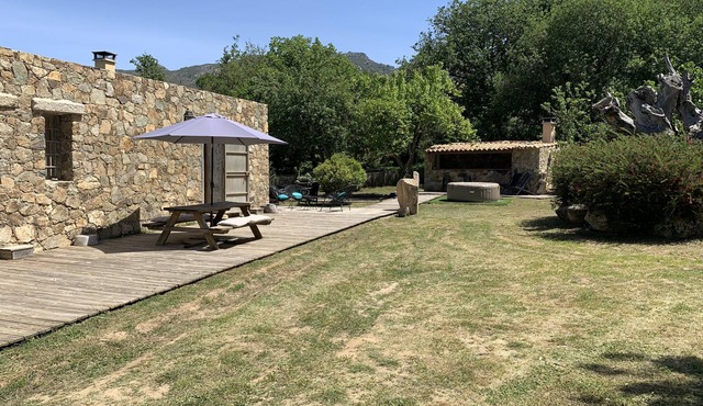 Stone house in the style of a sheepfold. With petanque court and Jacuzzi