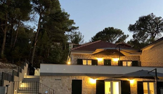 Stone House Kostela - 3 Bedroom Holiday Home with Swimming pool