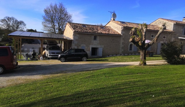 Stone house, large heated pool and spa, between Bordeaux and St Emilon