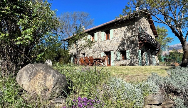 Stone house, magnificent view of the Écrins mountains