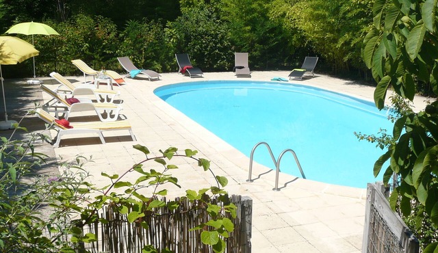 Stone house of character with very large swimming pool 1850 prices: 20.07-27.07