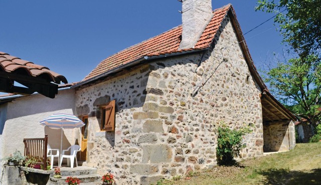 Stone house on a spacious property in the charming hamlet of Girou between Figeac and Rocamadour.
