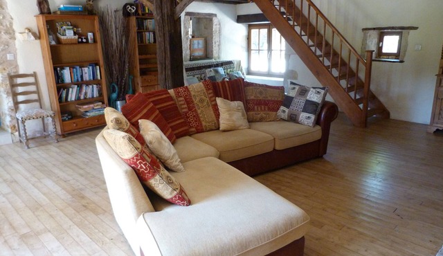 Stone house & Pool BBQ great for house hunting