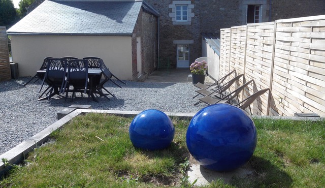 Stone house renovated on 3 levels combining stone and modern material