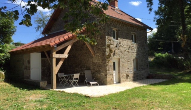 STONE HOUSE RENOVATED WITH TASTE WITH TENNIS IN A HAVEN OF PEACE