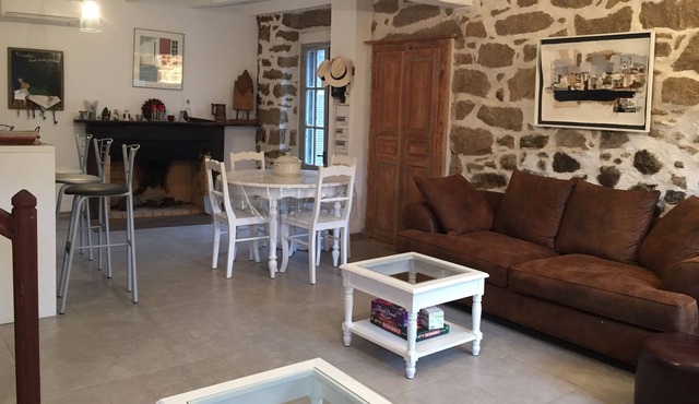 Stone house village center with private parking, mountain view classified site