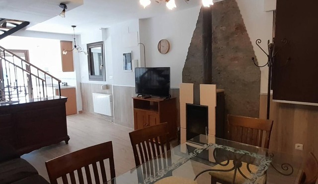 Stone House with Terrace & BBQ, 3 Bedrooms, Near Jaca & Ski Resorts