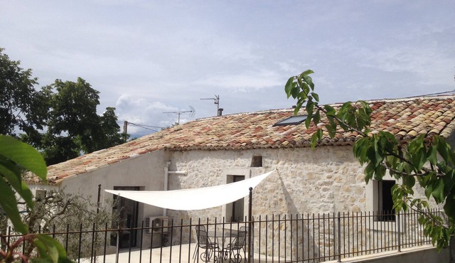 Stone house with Jacuzzi and air conditioning