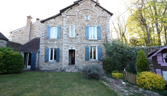 Stone house with lots of charm ideal for family.