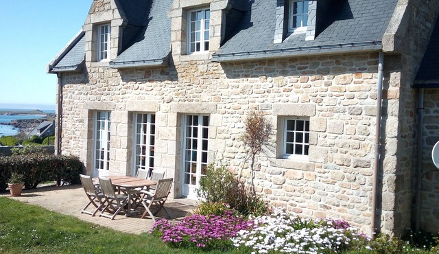 stone house with beautiful sea views, 100 m from the beach, Finistère