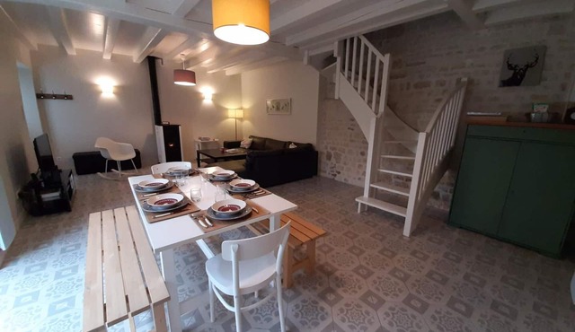 Stone house with enclosed garden in Coulonges, pets allowed