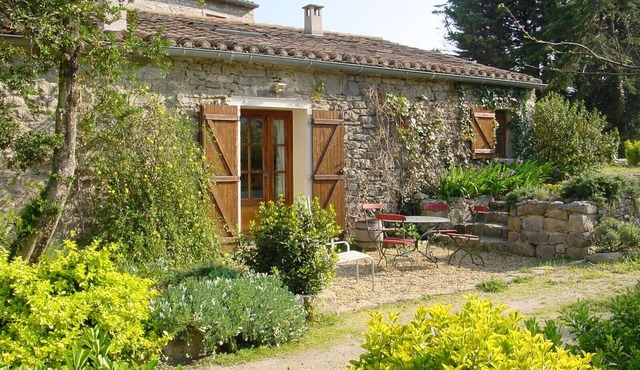 Stone house with garden and pool, quiet, Wine village, near Montpellier no dogs