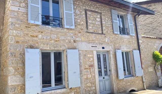 Stone house with jacuzzi 500m from the Ain 3bed 8p