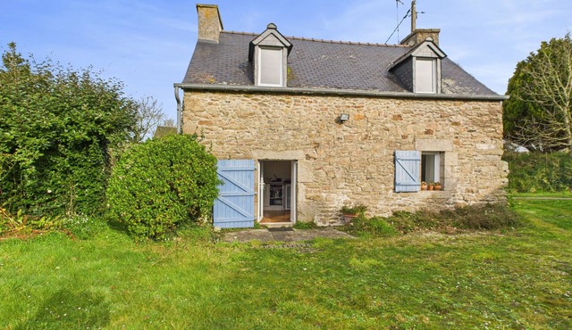 Stone house with large garden for 4