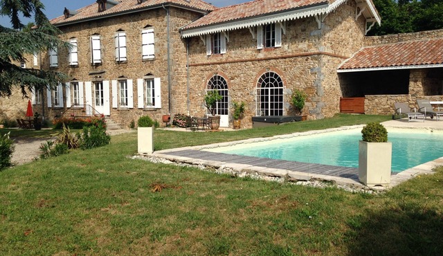 Stone house with large volumes, swimming pool, jacuzzi, garden, games room