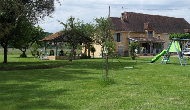 Stone house with large garden, pets allowed