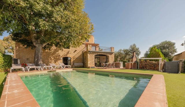 Stone house with private garden, swimming pool, jacuzzi, barbecue, table football and billiards