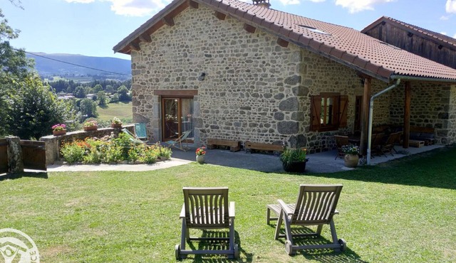 Stone house with sauna and garden in Chalmazel