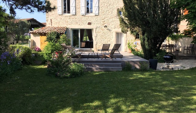 Stone house with swimming pool near the village