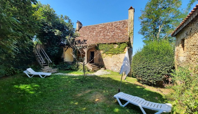 Stone house with view of the Dordogne