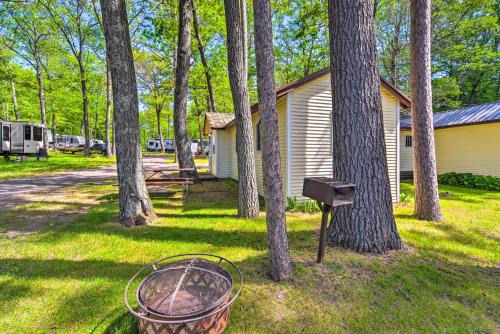 Stone Lake Cabin: Grill & Access to Fishing!