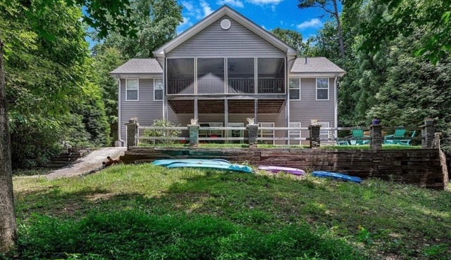 Stone Landing Lakefront Retreat: Spacious 2-bed, 3-bath House with Private Dock