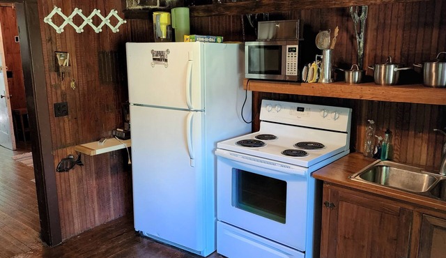 Stone Lodge: Authentic Northwoods Charm A Stone's Throw from the Lake.