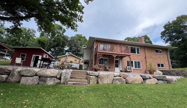 Stone Lodge Hideout on Lake Washington with 3000 Acres of Water