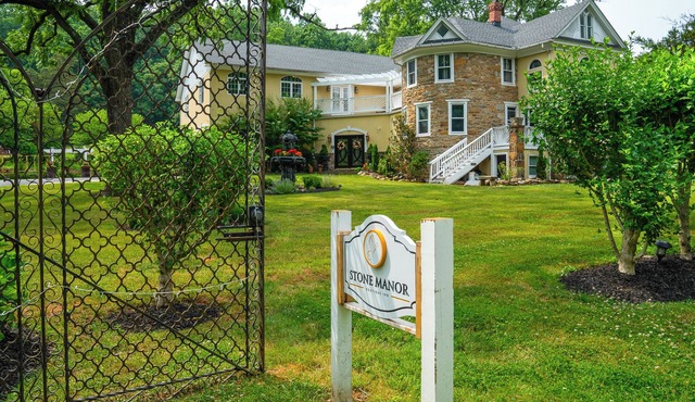 Stone Manor Boutique Inn - Country Manor with Breathtaking Gardens and Event
