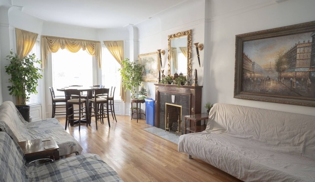 Stone Mansion Sleeps 10-20 Free Parking Near Lake, Red Line and Wrigley