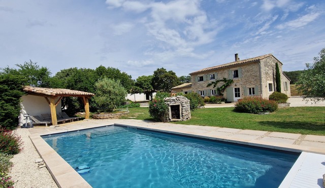 Stone mas for 8 people with swimming pool on Taulignan